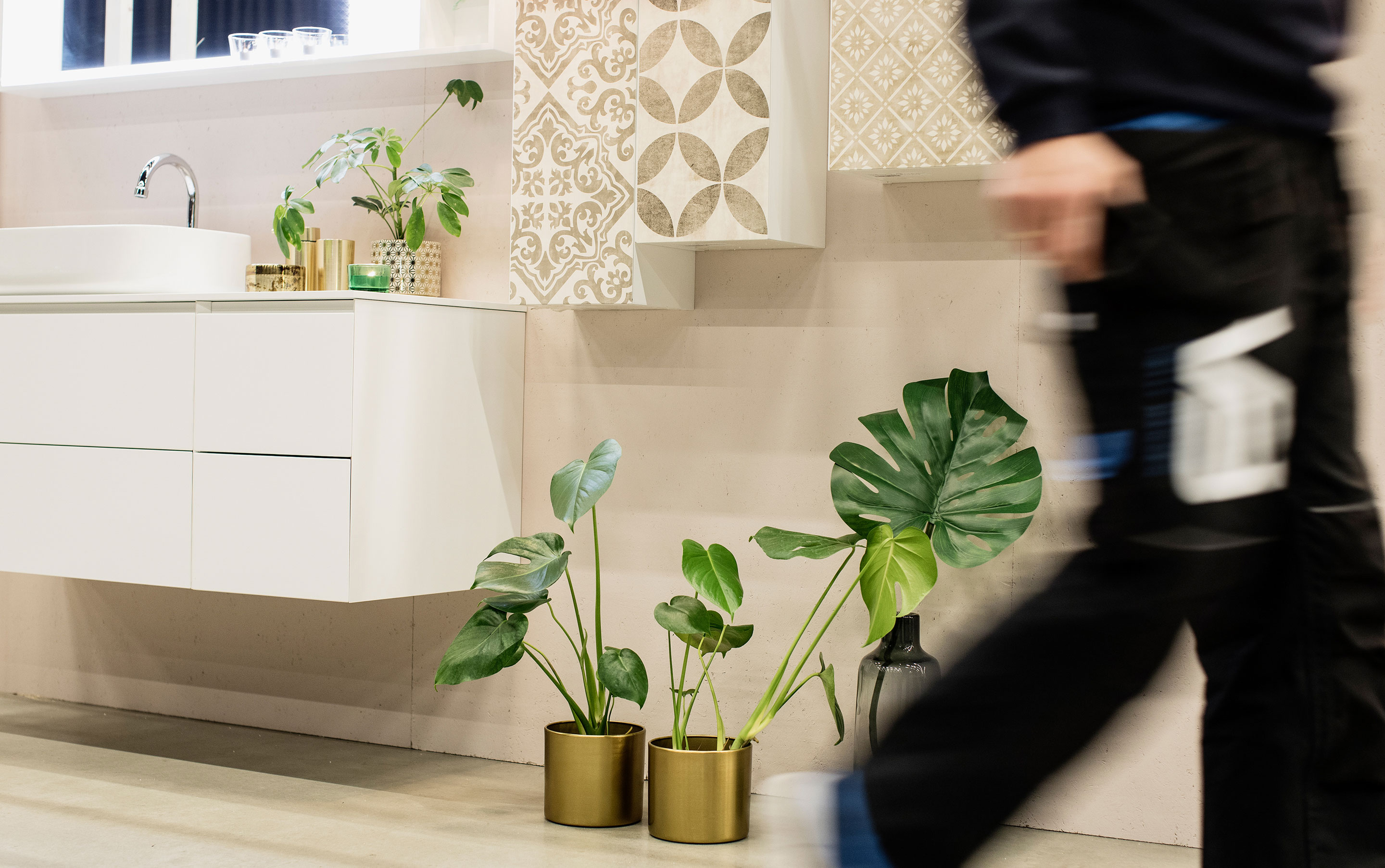 VB lyst bad med grønne planter