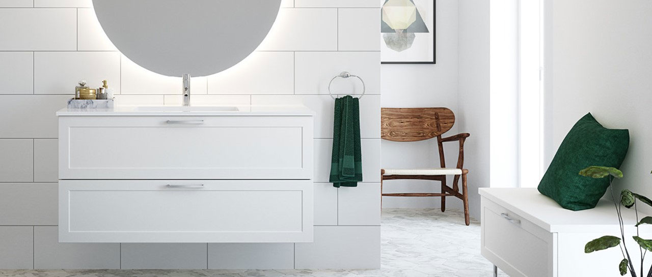 Hvitt bad med rundt stort speil over vask