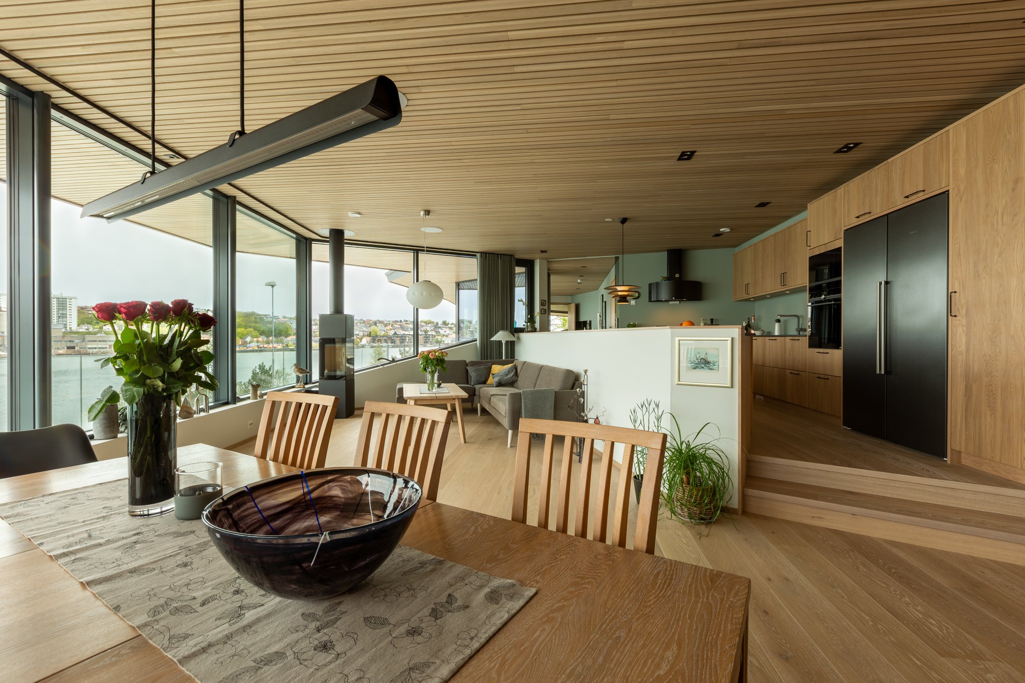 Lekkert kjøkken i en av prosjektets tre boliger. Foto : Bjergabygg AS.